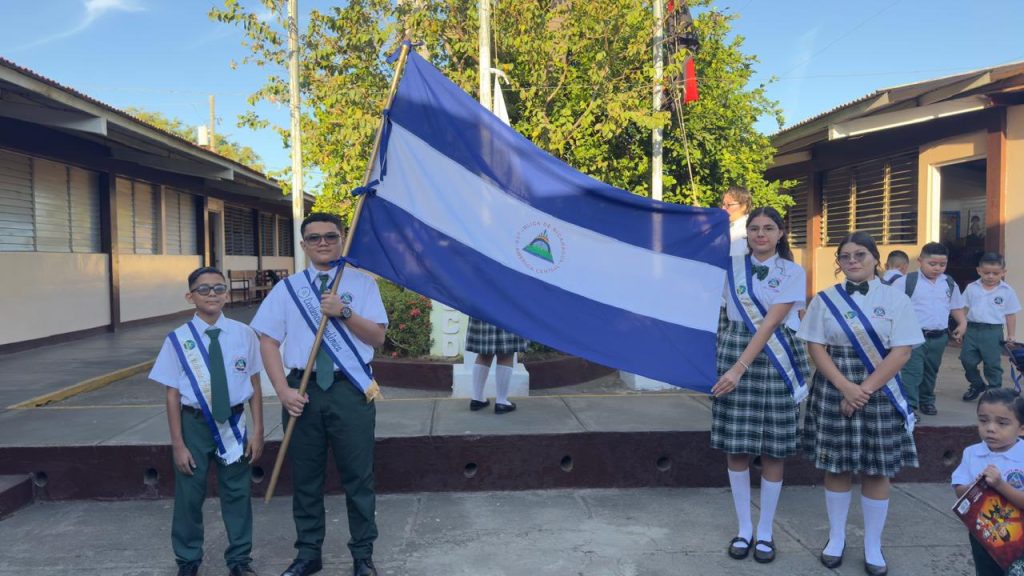 Estudiantes del colegio una Cita con Dios, fundado por el pastor José Luis Soto.