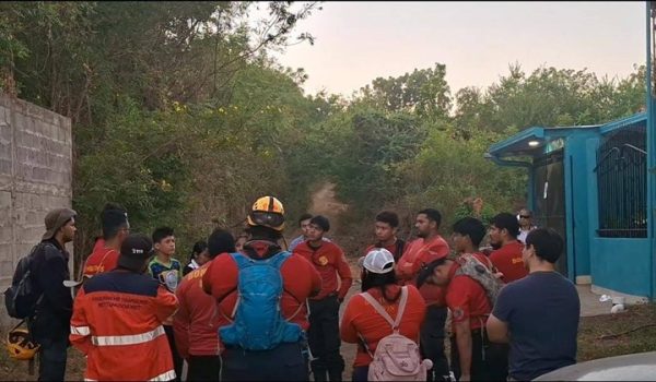 Bomberos suspenden búsqueda de adolescente en León, pero su abuela no pierde la fe