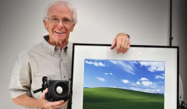 Chuck O'Rear sujeta la cámara con la que tomó su famosa imagen "Bliss", utilizada como fondo de pantalla de Windows XP de 2001 hasta 2014.