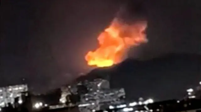Una explosión es vista en una montaña de Caracas