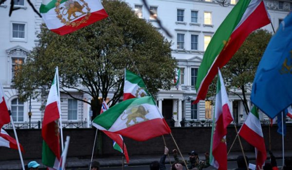 Unos opositores al régimen de Irán ondean banderas con el León y el Sol, previas a la revolución de 1979, en el exterior de su embajada en Londres el 9 de enero de 2026