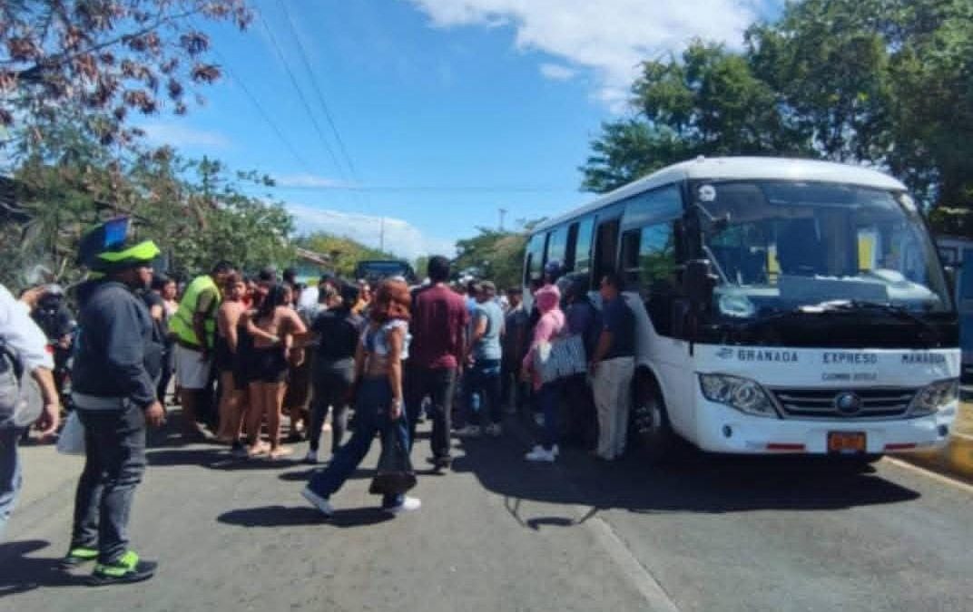 El bus involucrado en el atropellamiento de la adolescente en La Dalia. Tomada de: Masaya al Día/Facebook
