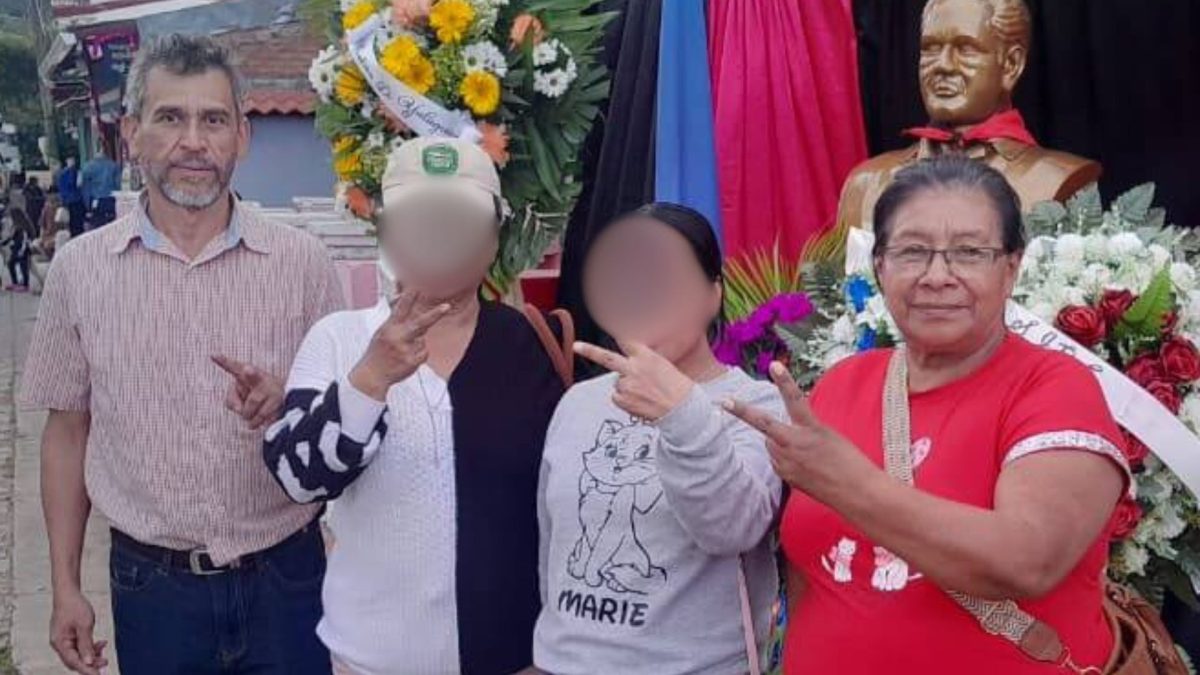 De izquierda a derecha Néstor Maldonado Benavidez y Reyna Isabel Pérez, alcalde y vicealcaldesa de San José de Cusmapa defenestrados por supuesta malversación de fondos. Foto: Tomada de redes sociales.