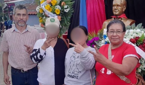 De izquierda a derecha Néstor Maldonado Benavidez y Reyna Isabel Pérez, alcalde y vicealcaldesa de San José de Cusmapa defenestrados por supuesta malversación de fondos. Foto: Tomada de redes sociales.