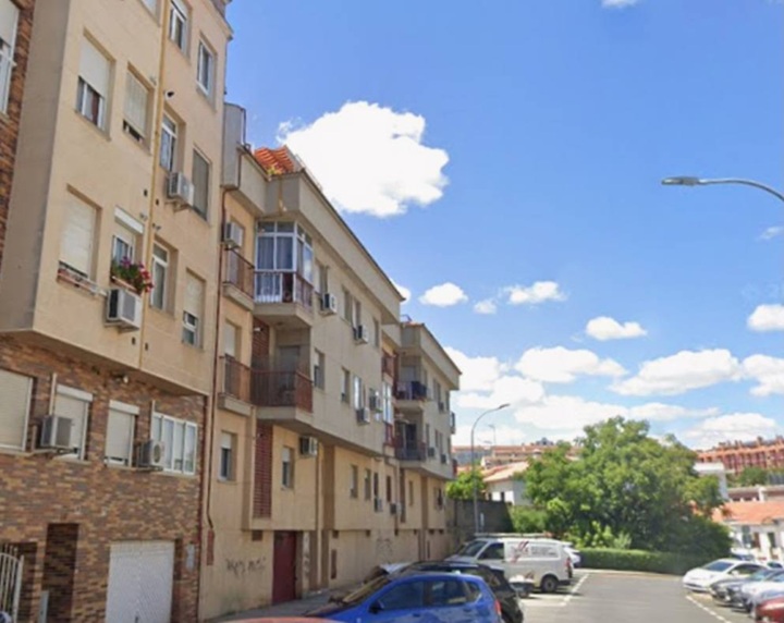 El edificio donde vivían Aguilar Quijano y Cerna con sus hijos, en Cáceres, España. LA PRENSA/ TOMADA DE REDES SOCIALES