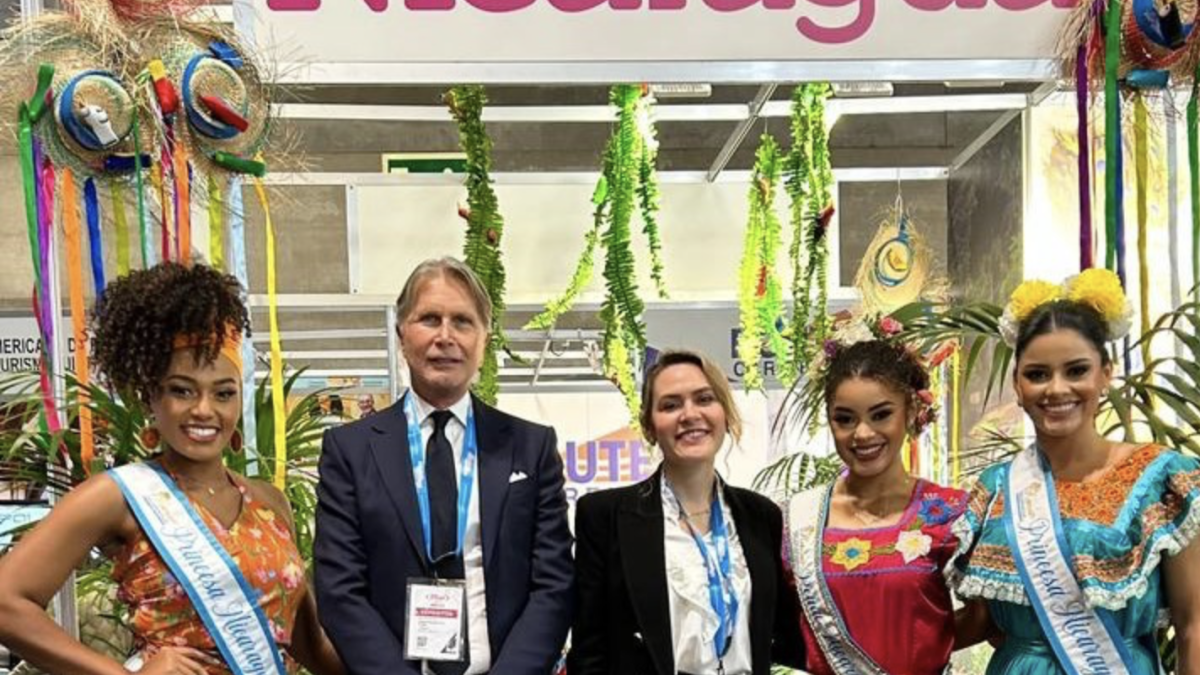 El hoy exembajador de Nicaragua en España, Maurizio Gelli, y la codirectora de Intur, Mara Stotti participaron el jueves 22 de enero en el Fitur España 2026.