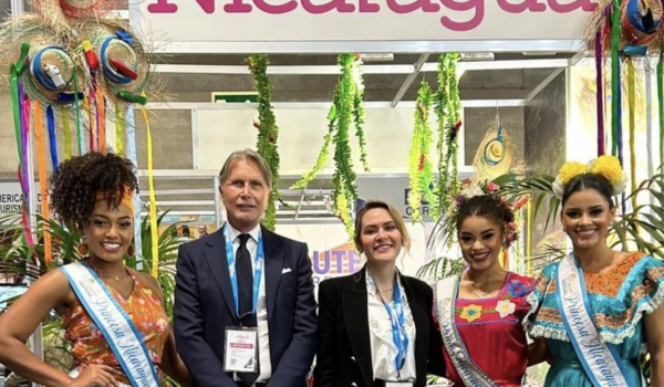 El hoy exembajador de Nicaragua en España, Maurizio Gelli, y la codirectora de Intur, Mara Stotti participaron el jueves 22 de enero en el Fitur España 2026.