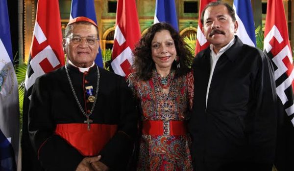Cardenal Miguel Obando y Bravo (q.e.p.d.) junto a los dictadores Daniel Ortega y Rosario Murillo. Foto: Tomada de El 19 Digital.