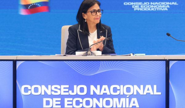 Fotografía cedida por el Palacio de Miraflores que muestra a la presidenta encargada de Venezuela, Delcy Rodríguez, hablando durante un acto de gobierno, en Caracas (Venezuela)