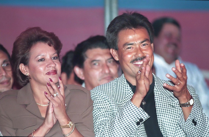 Luz Marina García y Dennis Martínez en Managua, en 1997, cuando Martínez recibió un homenaje por su trayectoria deportiva. LA PRENSA/ ARCHIVO PERSONAL/ ÓSCAR NAVARRETE