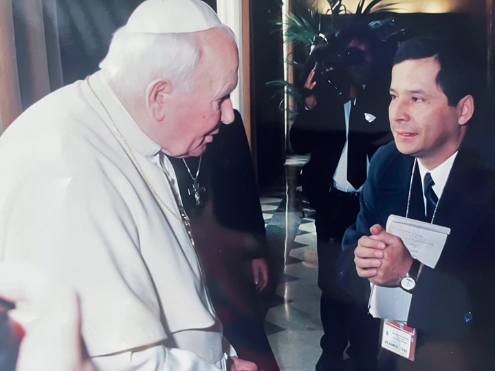 Fonseca, a la derecha, con el papa Juan Pablo II, en Cuba, en enero de 1998. LA PRENSA/ CORTESÍA