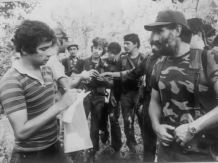 Fonseca, a la izquierda, entrevistando a Edén Pastora en el Frente Sur, en 1979. LA PRENSA/ CORTESÍA
