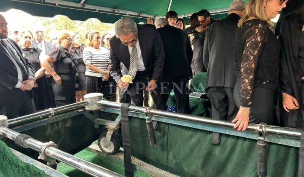 Dennis Martínez da el último adiós a su esposa con fe, serenidad y baladas románticas