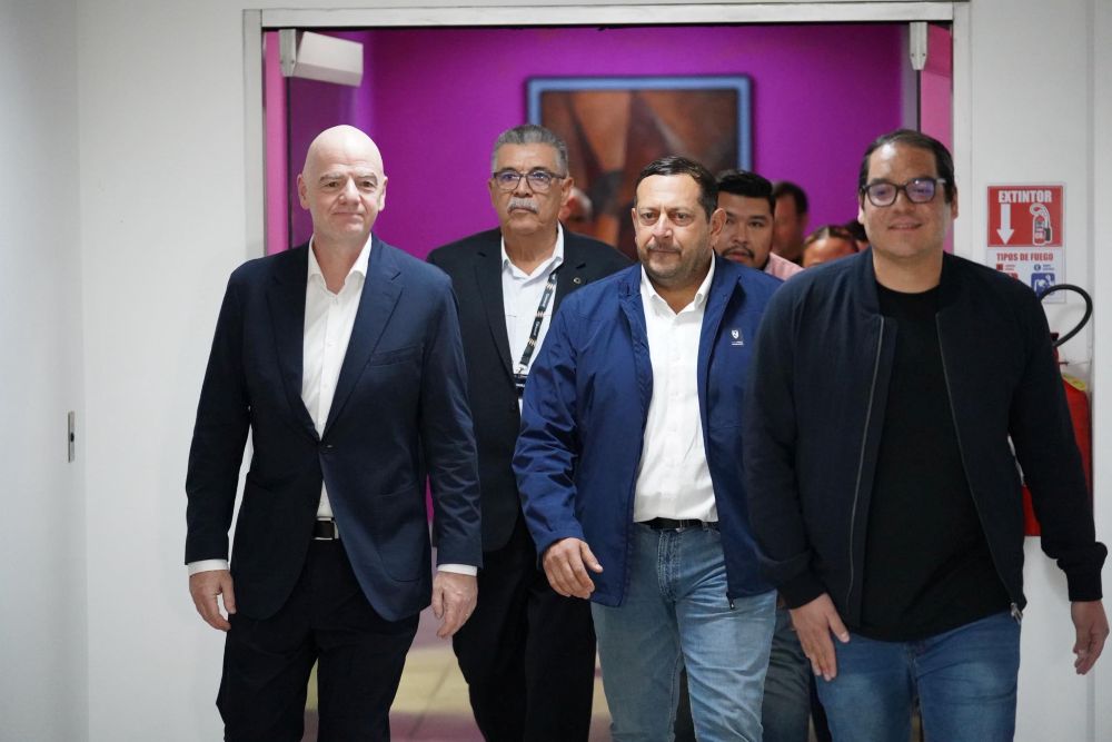 Gianni Infantino (izquierda) a su llegada a Nicaragua junto a miembros de la Fenifut y el Gobierno