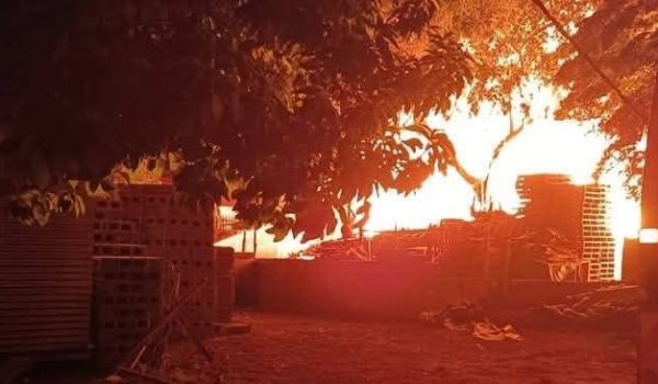 Voraz incendio en Sabana Grande arrasa con negocio de polines y deja millonarias pérdidas