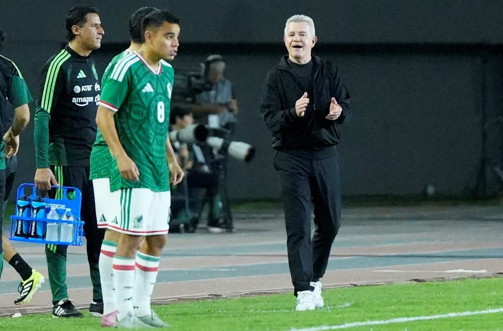 Javier Aguirre orientando a sus jugadores. / AFP