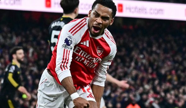 El Arsenal cae ante Manchester United y da emoción a la Premier League