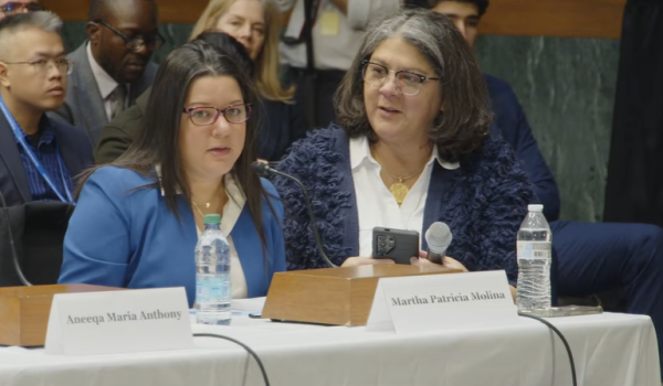 Abogada Martha Patricia Molina, investigadora de la persecución religiosa en Nicaragua y nicaragüense Muriel Sáenz, directora de Nicaragüenses en el Mundo. Foto: Captura de video de la Comisión de Estados Unidos sobre Libertad Religiosa Internacional.