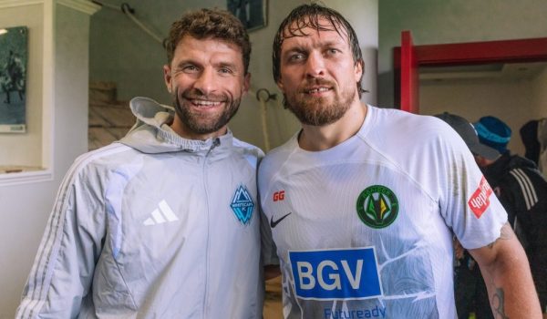 Campeón Mundial de los pesos pesados se quitó los guantes para jugar futbol