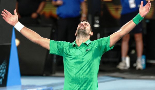 Djokovic vence a Sinner en cinco sets y será rival de Alcaraz en la final de Australia