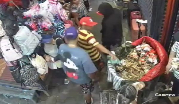 Cámaras de seguridad graban a sujeto vertiendo líquido extraño en comidería del Mercado Oriental