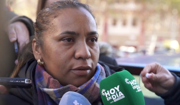 La nicaragüense Osiris Sevilla busca a su esposo Víctor Terán Mita, de 52 años, que viajaba en uno de los vagones del Alvia, que se vio involucrado en un accidente en el accidente ferroviario en Adamuz