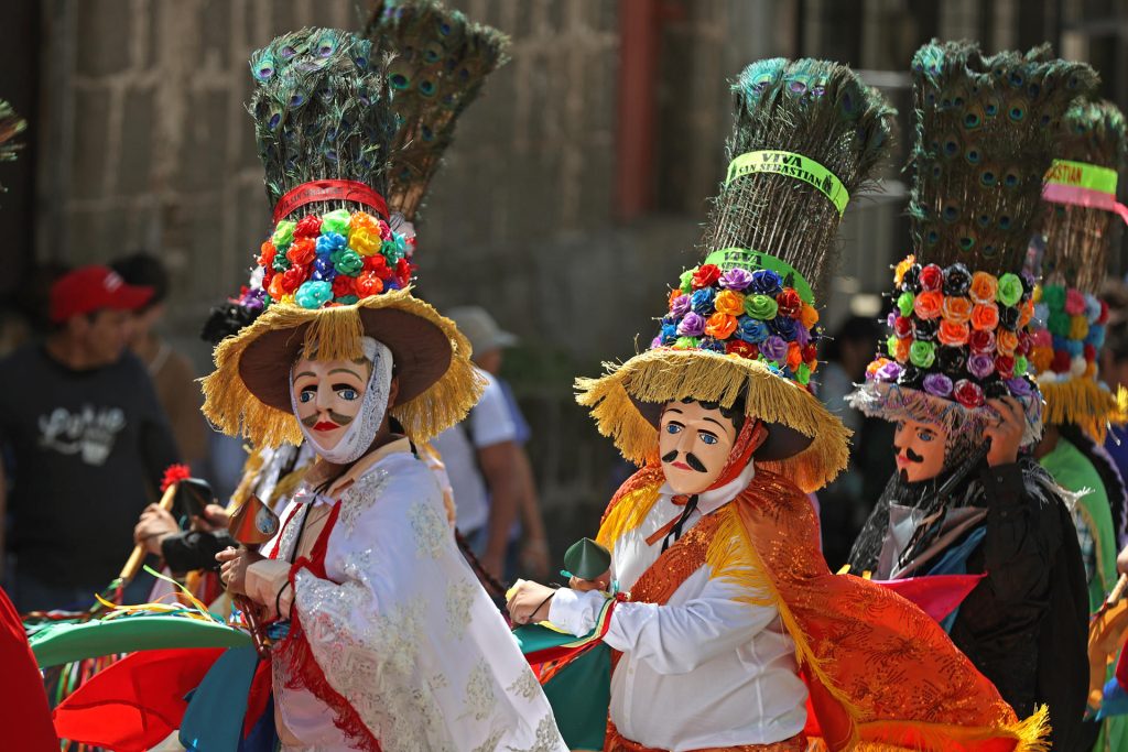 Personas participan en el baile del Toro Huaco durante una procesión en honor a San Sebastián en el tradicional Tope de los Santos este lunes, en Diriamba (Nicaragua). EFE/STR