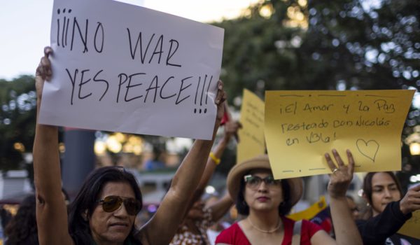 Fotografía del 26 de diciembre de 2025 que muestra a personas sosteniendo carteles durante una manifestación en Caracas (Venezuela).EFE/ Miguel Gutiérrez
