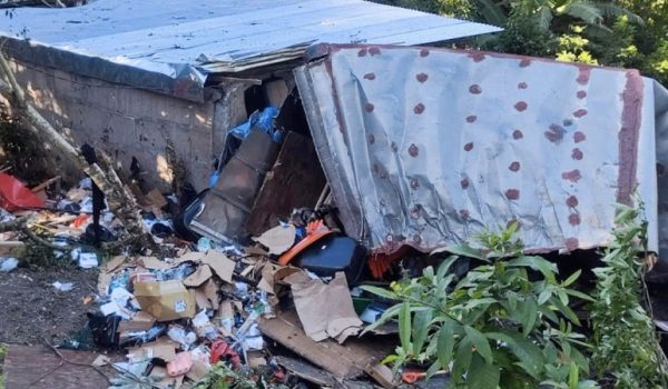 Fallas mecánicas provocan más tragedias; otro camionero se estrella contra una casa y muere