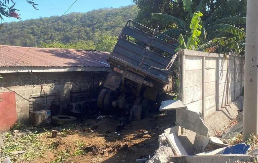 Accidente de camión en la Cuesta el Plomo, en Managua