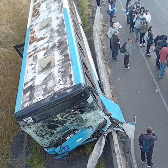 Se reporta un nicaragüense fallecido en triple colisión de autobús en Costa Rica. Foto: NCR Noticias.