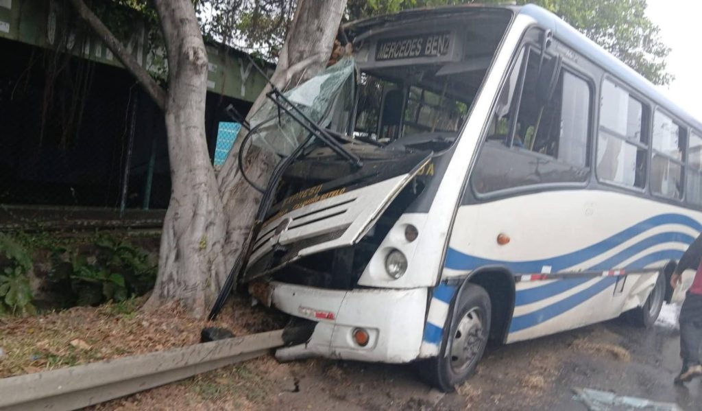 Accidente de tránsito en la rotonda de Nindirí deja varias personas lesionadas. Foto: Somos Quebrada Honda/facebook.