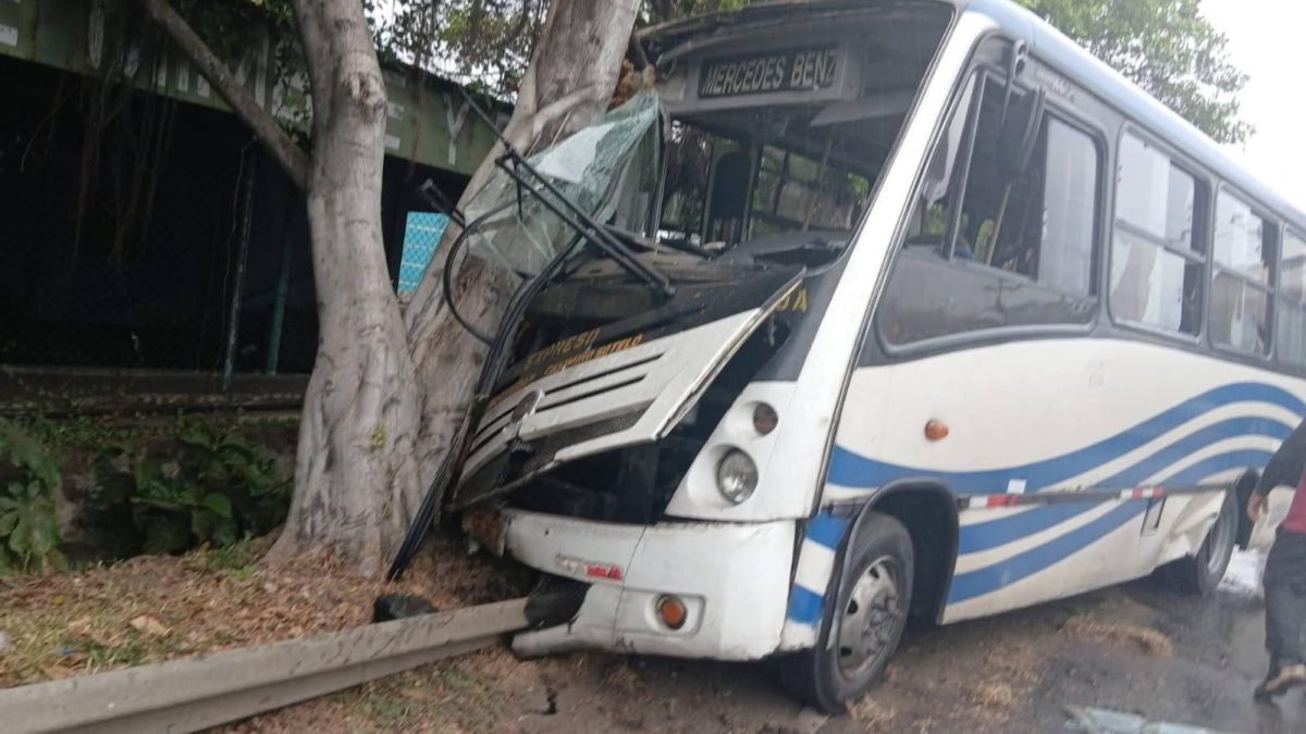 Accidente de tránsito en la rotonda de Nindirí deja varias personas lesionadas