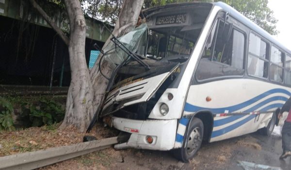 Acusan por lesiones leves y graves a conductor que chocó contra un árbol en Nindirí y dejó heridos