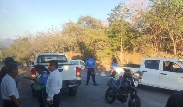 Un muerto y cuatro lesionados en choque de microbús tras explotarle una llanta