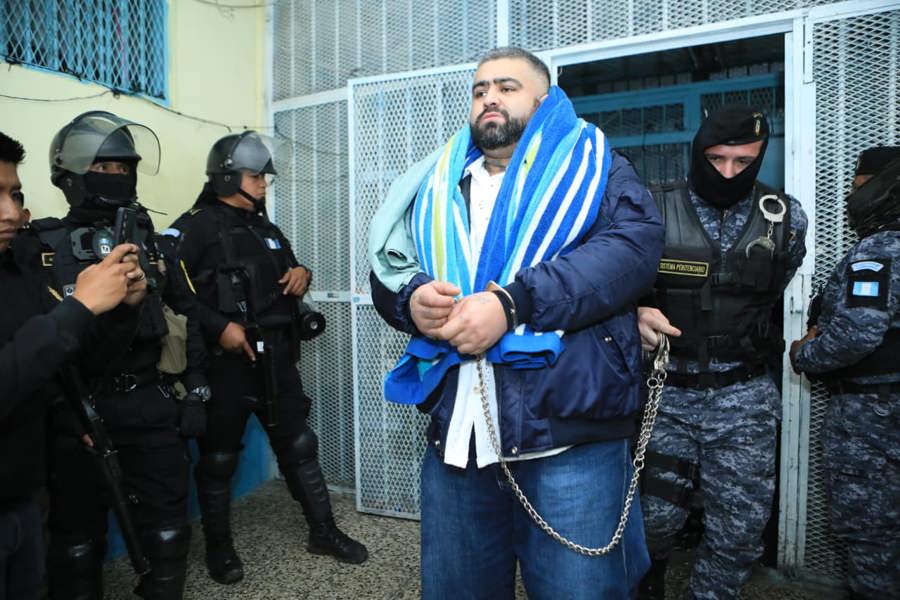 Fotografía cedida por el Ministerio de Gobernación de Guatemala que muestra a Aldo Dupie Ochoa Mejía (c), alias "Lobo", siendo trasladado al Centro de Detención de Máxima Seguridad Renovación 1, en Ciudad de Guatemala (Guatemala). Ochoa es considerado el líder de la pandilla Barrio 18.