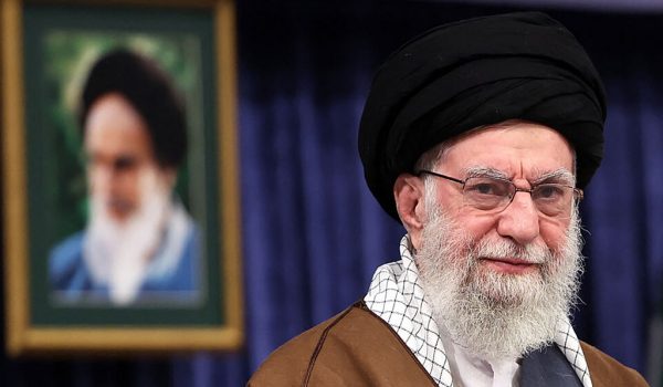 El líder supremo Alí Jamenei advierte que Irán no cederá ante las manifestaciones populares