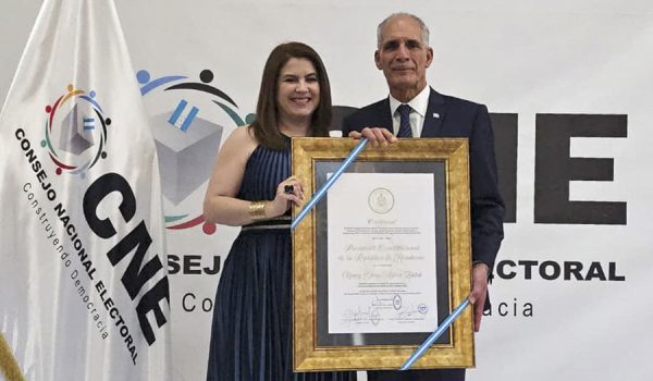 Nasry Asfura recibe la credencial como presidente constitucional electo de Honduras