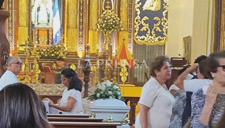 Misa de cuerpo presente de la doctora Helen Massiel Garay Sánchez, de 32 años, en la basílica de El Viejo, en Chinandega. Foto: LA PRENSA.