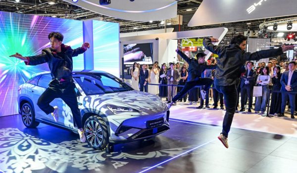 Gigante BYD de los autos eléctricos rompe récords de ventas y es el mayor vendedor del mundo, desbancando a Tesla de Elon Musk