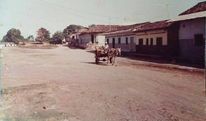 Calle La otra banda, en Granada. En ese predio que se observa a la izquierda, jugaba beisbol Dennis Martínez. De esa zona que se ve en la imagen, una cuadra hacia el hospital, quedaban las casas de Dennis Martínez y Luz Marina García, una enfrente de la otra. LA PRENSA/ TOMADA DE REDES SOCIALES