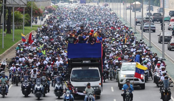 Transportistas chavistas salen en caravana por Caracas para pedir la libertad de Maduro