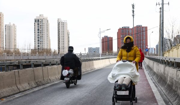 Crisis de solteros, «mujeres sobrantes» e impuesto al condón: por qué la apuesta de China para que nazcan más bebés salió mal