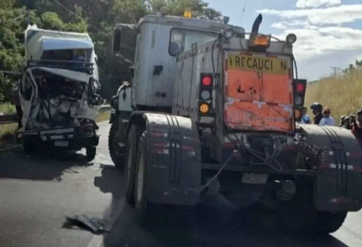 Choque frontal entre un camión y un furgón deja una persona fallecida en León. Foto: Nueva Radio ya.