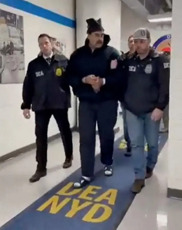 Captura de video del momento en que Maduro es llevado por agentes de la DEA.
