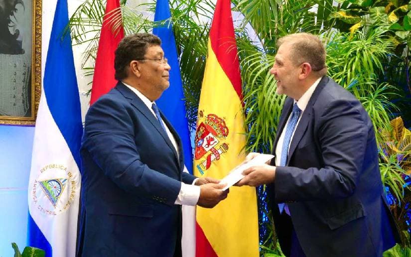 El entonces embajador español en Nicaragua Sergio Farré Salva cuando entregó sus cartas credenciales al "cocanciller", Valdrack Jaenstchke.