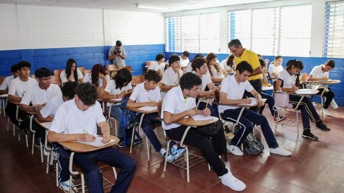 Estudiantes enviados a reforzamiento antes de las reparaciones. Foto: MINED.