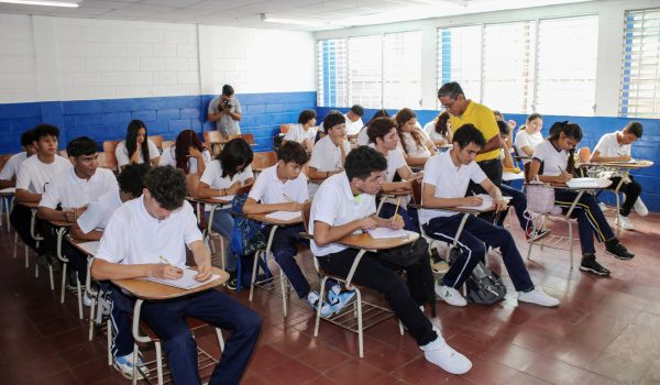 Estudiantes enviados a reforzamiento antes de las reparaciones. Foto: MINED.
