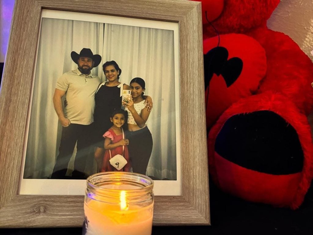 El nicaragüense Carlos Gómez Soza, junto a su familia. Foto: Francis Tenorio/Facebook.