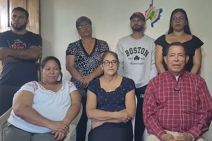Familiares de Aguilar Quijano y Cerna, agradeciendo el apoyo de la población. Al frente, de izquierda a derecha: Claudia Cerna (hermana de Cerna), Auxiliadora Quijano (madre de Aguilar Quijano y Pedro Vargas (tío de Cerna). Atrás: a la derecha: Sherling Iveth Castillo Cerna (prima de Cerna); de lentes: Damaris Quijano (tía de Aguilar Quijano). LA PRENSA/ REPRODUCCIÓN DE VÍDEO